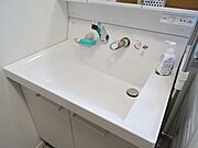 シャワー水栓、広々洗面ボール。お掃除ラクラク、汚れたシューズをジャブジャブ洗えます。