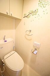 [トイレ] トイレには温水洗浄便座付き！上部に吊戸棚も設置されています