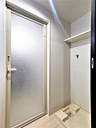 室内洗濯機置き場、防水パンは備え付けです。
