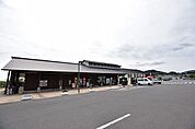 鹿児島市都市農村交流センターお茶の里 【お茶の里】平成27年3月20日オープン。お茶をはじめ地元の新鮮野菜等を販売する直売所や飲食施設、茶手もみやそば打ち体験等もできる交流室、約5000m2の芝生広…