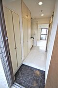玄関から見たお部屋、ダウンライトで足元が明るくなっております。