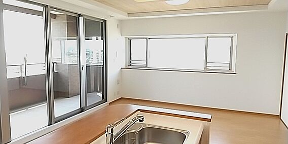 大きな窓から日...