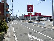 物件出たところすぐにホームセンタージュンデンドーがあります。道路を南に行けば県道粉河加太線に出ますし南海電車加太線八幡前駅も近いです。生活利便性も良いですね