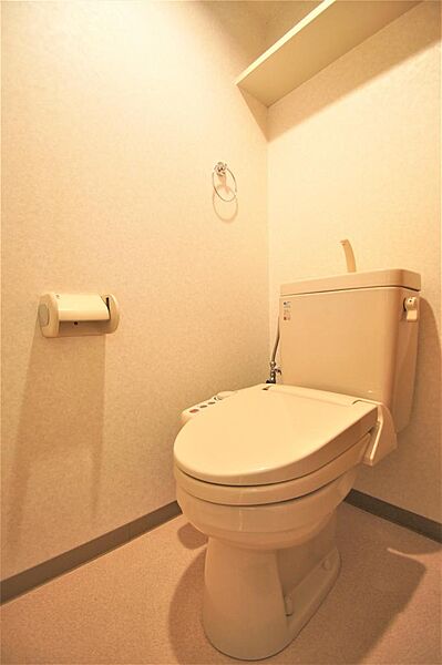 画像14:トイレは温水洗浄機能付きです。小棚がありトイレットペーパーなどの保管に便利です。