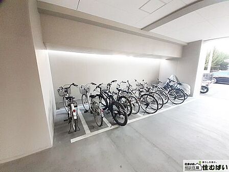 駐輪場は建物下にございますので雨天時も安心!お写真の駐輪場と別にもスペースがございます◎