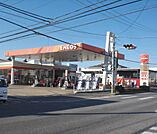 ガソリンスタンドまで約０．２ｋｍです。