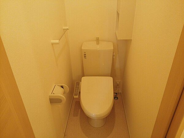 画像6:トイレです♪収納箇所もあります。」
