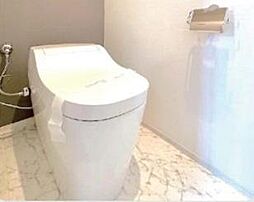 [トイレ] タンクレス型のすっきりしたデザインのトイレです。お掃除もしやすくていつも清潔を保てます。