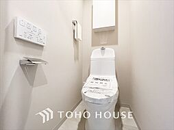 [トイレ] 【toilet】トイレットペーパーの使用回数を減らせることです。 シャワートイレを使用すれば、洗浄して汚れを落とすことができるため、トイレットペーパーの使用を最小限にとどめることができます。