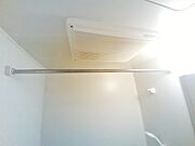 天候の悪い日は浴室に洗濯物が干せます。