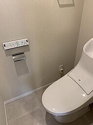 [トイレ] 【トイレ】温水洗浄機能が設けられている、使い勝手の良さが嬉しいトイレです。