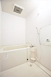 鏡付きのお風呂です。追焚機能も付いております。