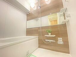 [風呂] バスルームは一日の疲れを癒すくつろぎの場所。清潔感のある浴室は、心身ともに癒される特別な空間。浴室換気乾燥機付きだから梅雨や花粉の季節でも洗濯物が乾かせます。