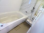 大きな一坪風呂を搭載です。追い焚き付き。