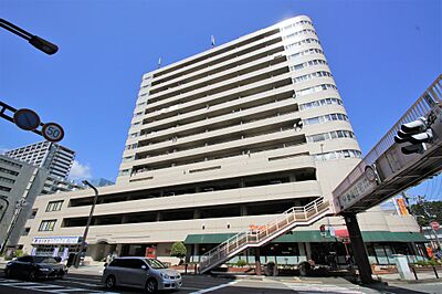 外観:地下鉄北仙台駅徒歩6分、1階がロイヤルホストのマンションです。 外観:地下鉄北仙台駅徒歩6分、1階がロイヤルホストのマンションです。