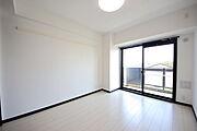 洋室東側　淡い色のフローリングは実際よりも広く見えます　