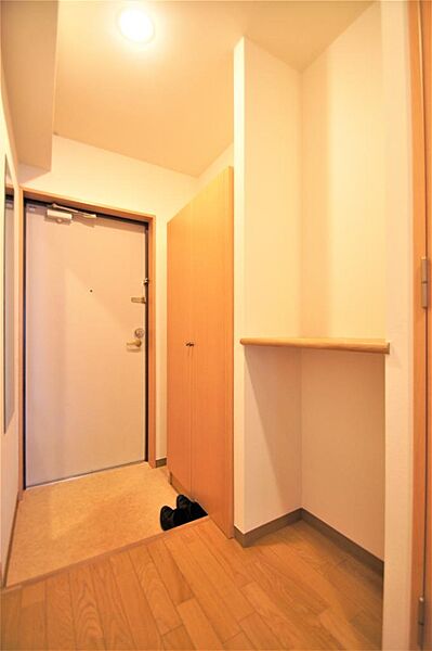 画像21:玄関と洗面所に間に小棚があります。