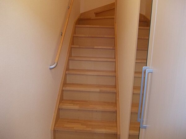 画像10:居住スペースは２階です！手すり付きの階段です◎