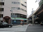 コンビニエンスストアファミリーマート神田岩本町一丁目店まで77ｍ