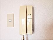 インターホンで訪問者を確認できます。