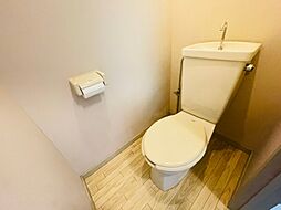 [トイレ] 白に囲まれた明るいトイレ。