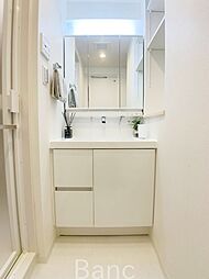 [洗面] 身だしなみのチェックがしやすい大きな鏡。収納部分もたっぷりなので、スッキリとした空間です。