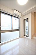 ＬＤＫ１０．７帖、照明器具は備え付けです。