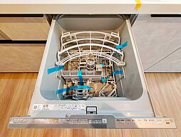 [キッチン] 「ビルトインタイプ食器洗乾燥機」通常の手洗いでは使用出来ないほど高温のお湯や高圧水流を使うことにより汚れを効果的に落とすことができる。殺菌効果が非常に高く哺乳瓶などを使う家庭で需要が高く大変便利。