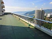 11階にある自由に出入りできる屋上です。対象不動産は画像の左奥にある最上階です。