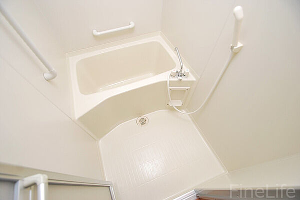 画像4:清潔感溢れる真っ白なバスルームで一日の疲れもリフレッシュ