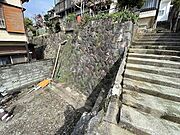 北側隣地からは階段下の土地になります。