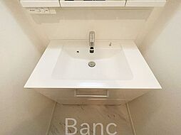 [洗面] 白を基調とした洗面スペースです。清潔感があるだけでなく、収納もあり使い勝手もいいですよ！