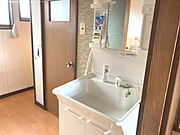深めの洗面ボウルなので、水撥ねが気になりませんね！！