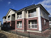 レンガと白壁のおしゃれな建物です