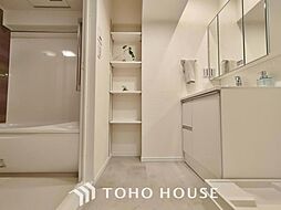 [洗面] 「収納豊富な洗面室」清潔な印象の洗面室です。トールサイズの棚を設置した快適空間です。
