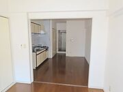 壁面に食器棚や収納棚も置けそうです