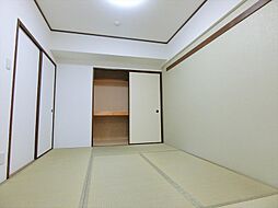 [内装] 和室は畳や襖を新規交換済です。和室ならではの心地良さを味わえますね。