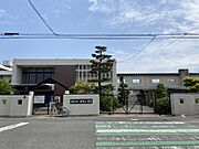 現地より磐城小学校まで1100ｍ