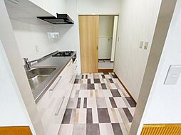 [キッチン] リビングからも洗面室側からも行き来できる2wayキッチンなので家事動線がスムーズです。