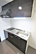 ２口ＩＨコンロ付きシステムキッチン、調理スペースも広く快適にご利用いただけます。