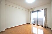 洋室6.8帖、照明器具は備え付けです。