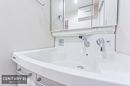 [洗面] 独立洗面化粧台は収納力があります！歯ブラシやドライヤー・シェーバーなども、鏡の裏にしっかり収納できます。開き戸にはかさばる洗剤などをしまうことができ、とっても便利です。