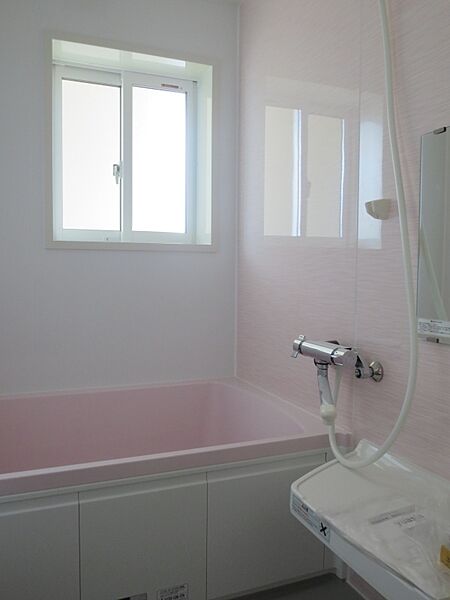 画像8:浴室の様子　小窓がある浴室です