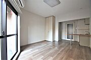 洋室10帖、照明器具は備え付けです。