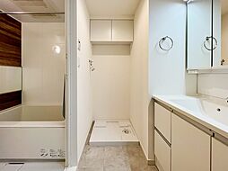 [洗面] 脱衣スペースを含む空間はゆとりの広さを設け、スッキリ保てます。