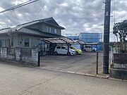 前面道路からの写真です。敷地内に電柱と支線が入ります。