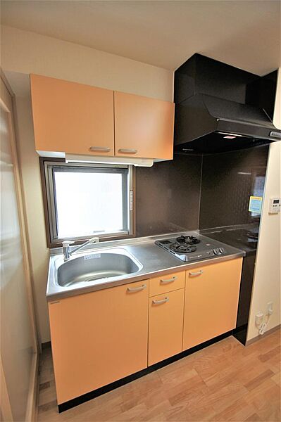 画像13:キッチンは２口のガスコンロ付き。収納も充実しております。
