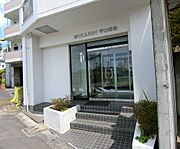 建物入り口。大規模リフォームもすんで綺麗な外観。