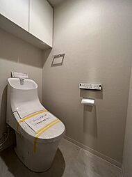 [トイレ] シンプルで使いやすいトイレ。　リモコンは操作性の良い壁掛けタイプです。