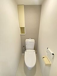 [トイレ] 温水洗浄便座機能付きの便座です。棚にはトイレットペーパーを収納できます。